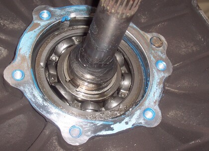 Ložisko hnací hřídele - Po sejmutí příruby hnacího hřídele převodovky bylo jasno. Příčinou zvýšené hlučnosti převodovky je poškozené kuličkové ložisko.  