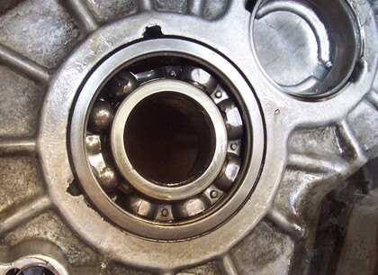Vnitřní část ložiska - Po sejmutí pláště převodovky bylo možné prozkoumat uložení hnací hřídele i z druhé strany. „Klec“ ložiska je poškozená a chybí jedna kulička.  