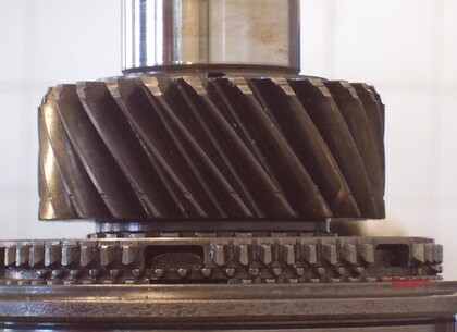 Ozubené kolo čtvrtého převodového stupně - Modul ozubeného kola je v krajní poloze zřetelně poškozen.  