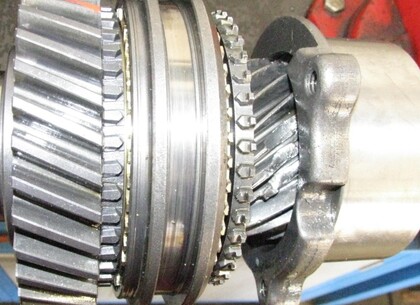 Ozubené kolo pátého převodového stupně - Jeho poškození má odlišný charakter než v předchozím případě.  