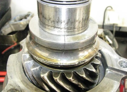 Ložisko hnané hřídele - Kuličky a klec tohoto ložiska byly rozdrcené. Na vnitřním ložiskovém kroužku byla zjištěná i zřetelná prasklina.  