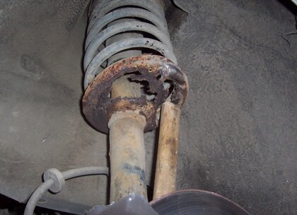 Rozsáhlá koroze pružinového lůžka - Nevěřil jsem vlastním očím. Tomu se říká „dojezd na kladívko“  