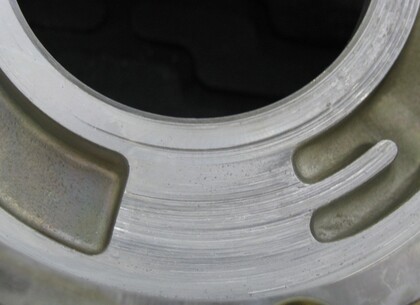 Víko olejového čerpadla - V tělese víka olejového čerpadla jsou hluboké rýhy.  