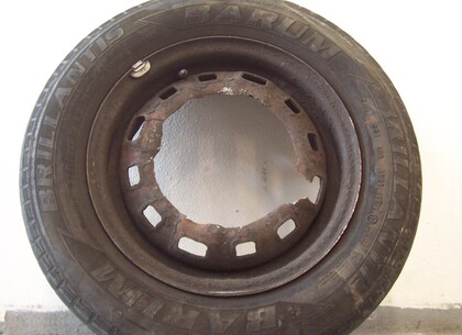 Kolečko se polámalo - „Najednou se auto naklonilo a kolo zahučelo do křoví“  