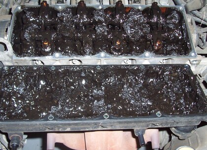 Motor po demontáži ventilového víka - Jezdím zásadně na oleje Longlive.  