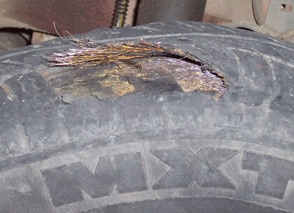 „Dokonale sjetá pneumatika“ - „I na tom se prý dá jezdit.“ - ZDROJ FOTODOKUMENTACE: ARCHIV ZNALECKÉ KANCELÁŘE  