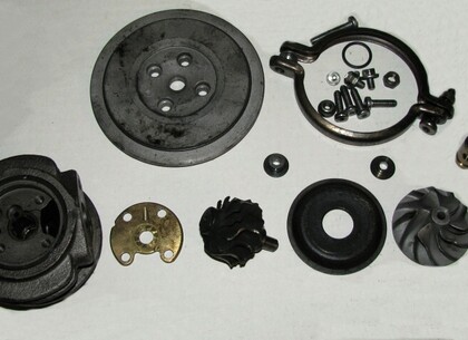 Jednotlivé komponenty bylo nutné důkladně prozkoumat - Nechyběly upevňovací šrouby ani ložisková skříň. Scházela bohužel druhá část zalomené hřídelky turbodmychadla.  