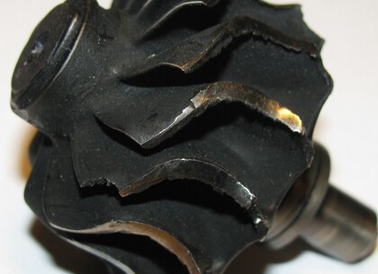 Turbínové kolo - Na všech listech turbínového kola bylo zjištěno rozsáhlé boční poškození.  