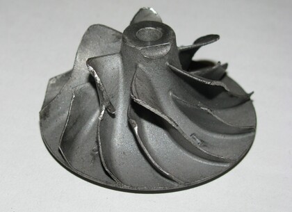 Kompresorové kolo - Poškození kompresorového kola bylo velmi nepravidelné.  