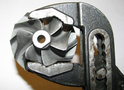 Příčina poškození kompresorového kola - K poškození kompresorového kola došlo pouze na protilehlých stranách. Důkladnějším přezkoumáním poškození bylo zjištěno, že k němu došlo až při neodborné demontáži turbodmychadla. Poloha poškození přesně kopírovala 