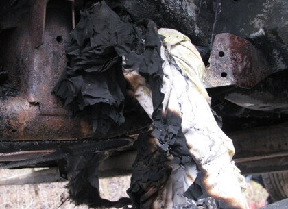 Po vyzdvižení automobilu vysokozdvižným vozíkem byla nalezena pod nápravnicí zaklíněná přikrývka.  