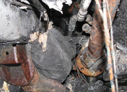 Jak vyplynulo z dalšího šetření, právě tato zapomenutá přikrývka, kterou zachytil rotující kloubový hřídel, byla příčinou vzniku požáru.  