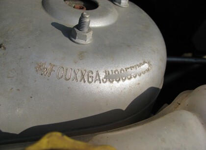 Jedním z prvních důležitých kroků při prohlídce vozidla je identifikace vozidla dle sedmnáctimístného kódu VIN. Nalezení tohoto kódu vyraženého na rámu či karoserii bývá někdy docela problém.