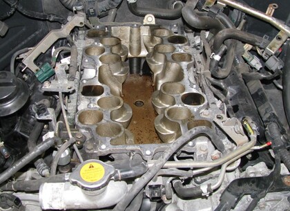 Po demontáži horní částí sacího traktu je zřejmé, že problém bude širšího charakteru - Přítomnost motorového oleje v prostorách sání je za normálních okolností zcela nepřípustná. Zabarvení některých sacích kanálů upozorňuje rovněž na netěsnost spalovacích