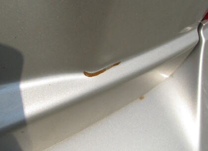 Vnější vizuální prohlídka - Veškerá poškození karoserie i laku jsou při prohlídce zapsány do protokolu.