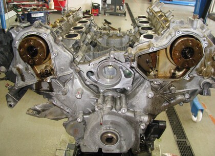 Odstrojení celého motoru a umístění do stojanu byla velmi časově náročná operace - S ohledem na velmi stísněný motorový prostor bylo nutné provést téměř úplné odstrojení celého agregátu. Kompletní zůstal pouze blok motoru a hlavy válců.  