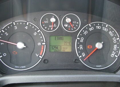 Přístrojová deska je také velmi důležitá informační oblast. Kromě počtu najetých kilometrů je možné při prohlídce zaregistrovat i svíticí kontrolku poruchy vstřikovacího systému motoru, nebo i problém s jiným bezpečnostním systémem jako je třeba ABS, ESP 