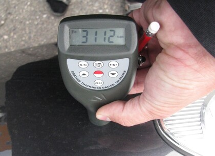 Zjišťování možnosti předchozích oprav - Otázka, zda vozidlo bylo v minulosti bourané, bývá jedním z nejčastějších dotazů při nákupu vozu. Tuto skutečnost je možné s určitostí odhalit měřením tloušťky laku.