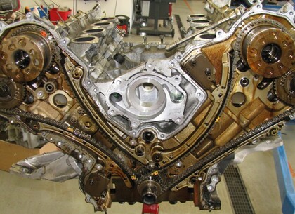 Blok motoru po demontáži krytů rozvodů - Vodící a napínací lišty rozvodového řetězu včetně napínáků jsou bez viditelného poškození.  