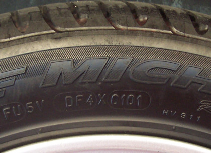 Pneumatiky - Při prohlídce je také prováděna důkladná kontrola pneumatik. Měří se hloubka dezénové drážky a zjišťuje se i jejich stáří. Takto označená pneumatika byla vyrobena v prvním týdnu roku 2001.
