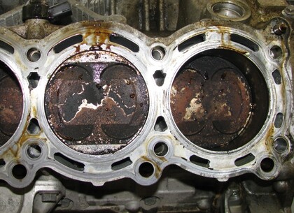 Detail pístu - Detailní fotografie klepajícího pístu. Stejné plošky byly zjištěny i na pístu pátého válce.  