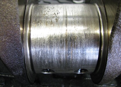 Ojniční čep klikové hřídele - Plocha ojničního čepu klikové hřídele je zřetelně vydřená.  